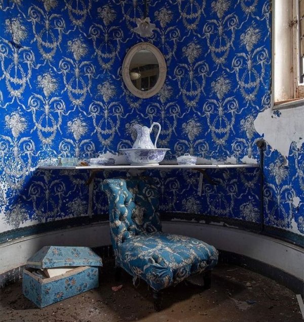Миниатюрная комнатка в заброшенном замке во Франции