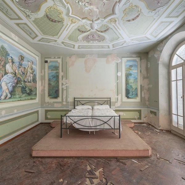 Спальня в опустевшем доме в Италии