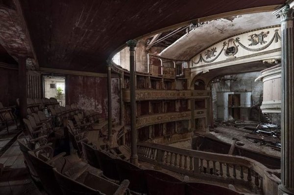 Покинутый театр в Италии
