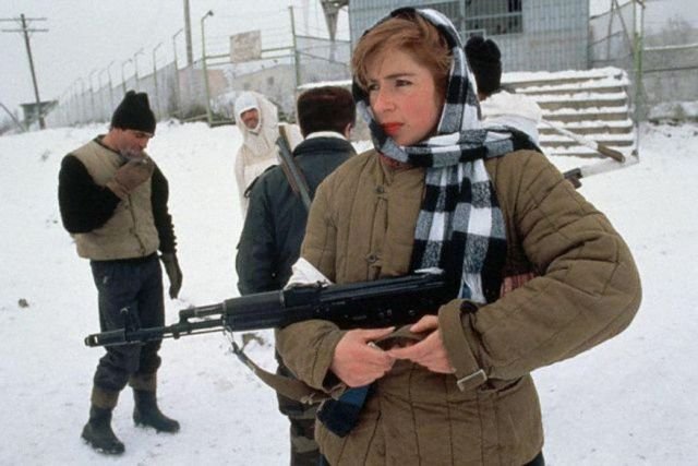 Чеченка на блок-посту вооруженных сторонников независимости республики