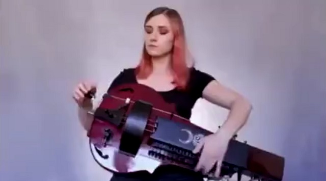 Девушка играет песни System of a Down на колесной лире