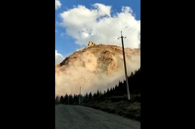 Эпичное обрушение скалы в Нарынской области