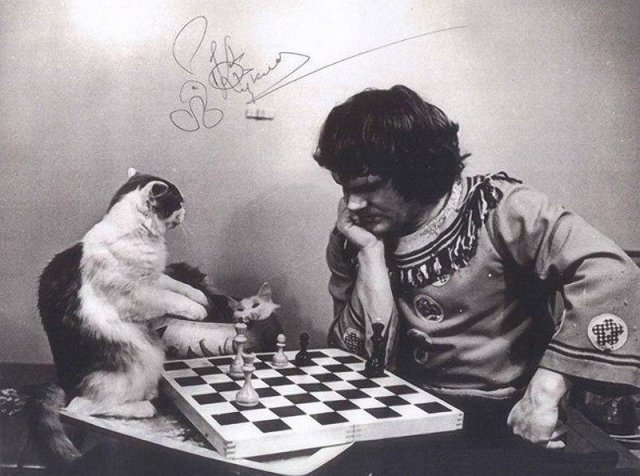 Дрессировщик Юрий Куклaчев проигрывaет своему коту в шаxматы, 1980-е годы.
