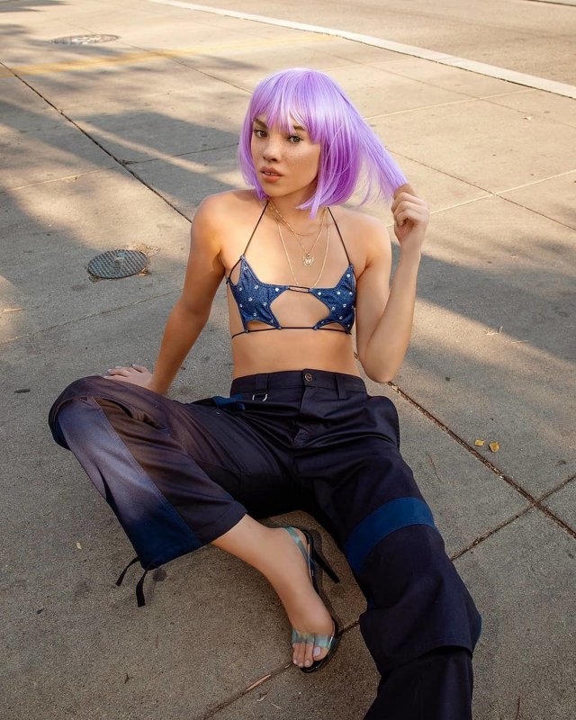 Лил Микела - цифрова модель в фиолетовом парике, синем купальнике и черных штанах