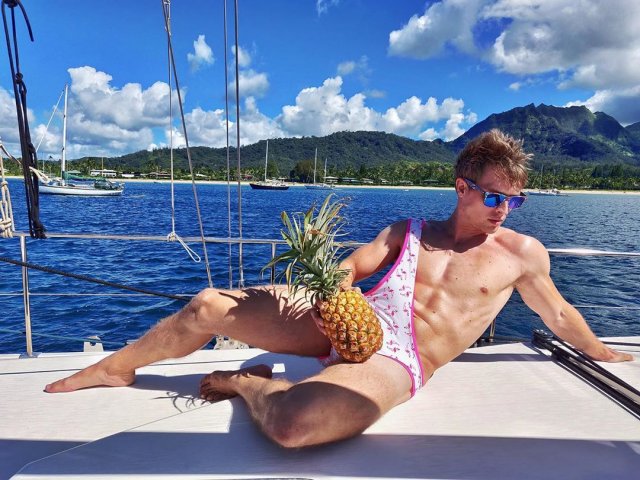 МУжчина на яхте с ананасом и &quot;бикини для мужчин&quot; в розовом