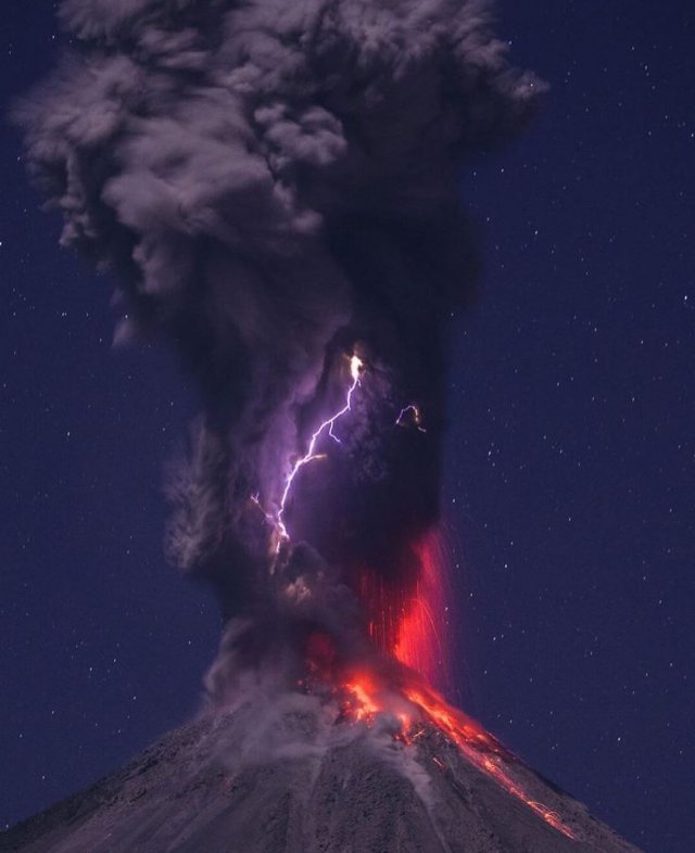 электрический шторм в облаке пепла при извержении вулкана