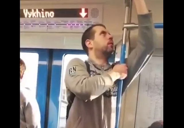 Парень нашел свою любовь в метро