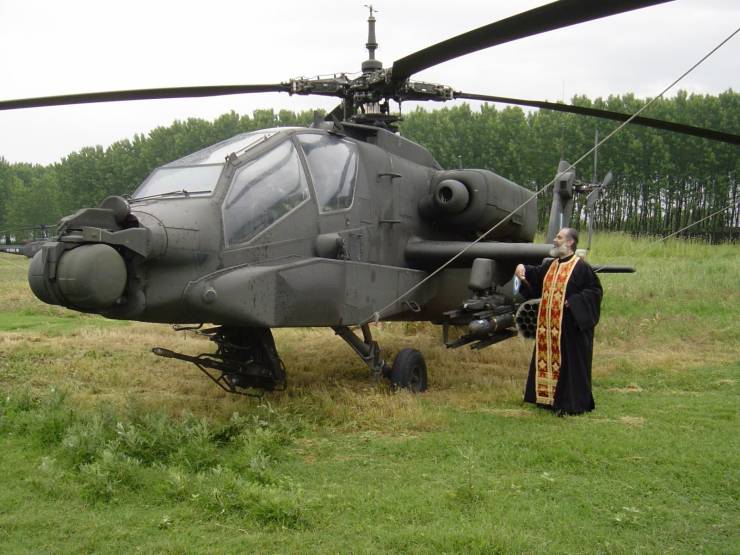 Боевой вертолет и священник