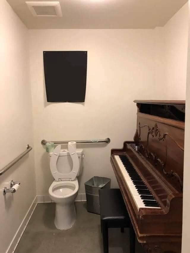 Пианино в туалете