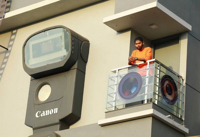 Рави Хонгал на балконе своего дома