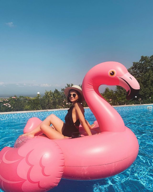 Теона Чачуа в черном купальнике на розовом фламинго в бассейне