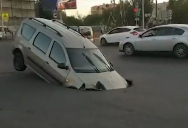 В Астрахани машина ушла под землю