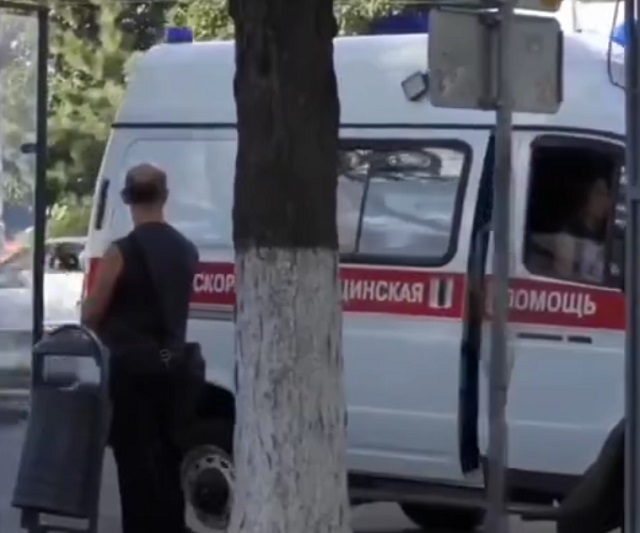 В Ростове пранкер притворился фельдшером-зомби и напугал людей