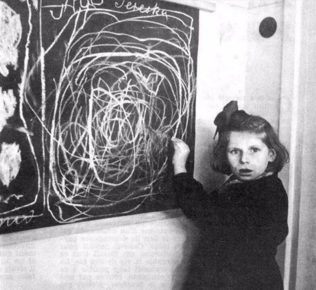 Польская девочка, выросшая в концлагере, рисует свой дом. 1948 год