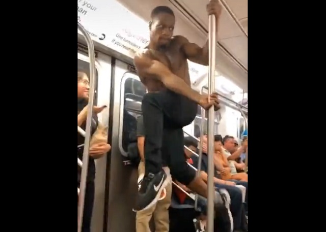 Заходишь в метро, а там темнокожий "Тарзан" выступает