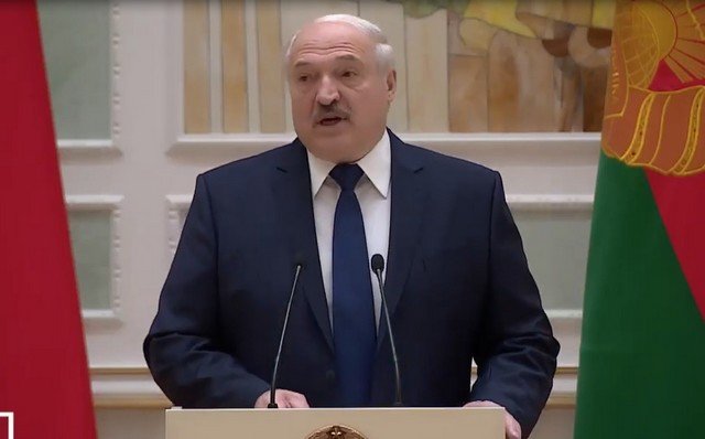 Александр Лукашенко: "Если кто-то прикоснется к военнослужащему - он должен уйти оттуда без рук"