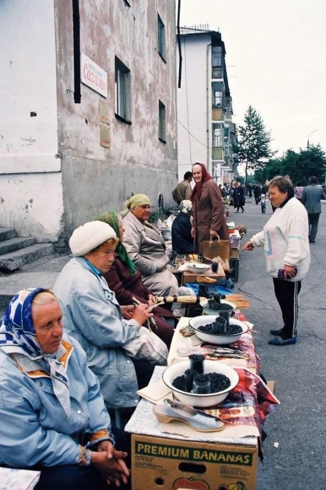 Бабушки торгуют семечками на стихийном рынке.