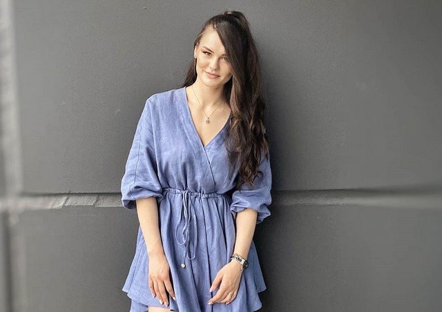 Александра Ситникова в синем платье