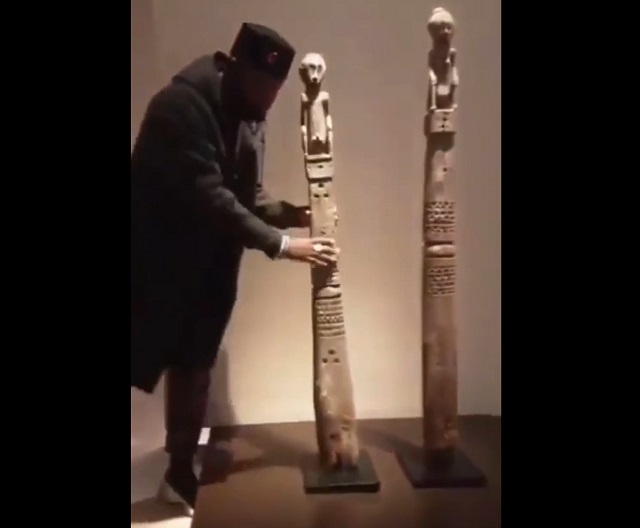"Это принадлежит Африке": темнокожий парень хотел вынести из Лувра старинную статую