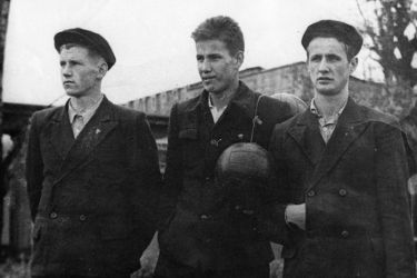 Борис Ельцин (в центре) с друзьями, 1950 год. / Фото: www.perm.kp.ru