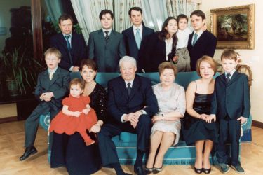 Борис и Наина Ельцины в большом семейном кругу. / Фото: www.yeltsin.ru
