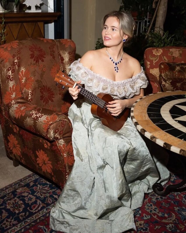 Полина Гренц в старинном платье с гитарой