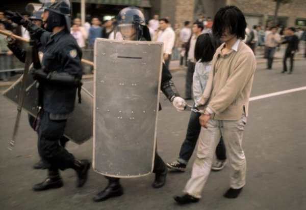 Японская полиция задерживает участников очередной акции протеста