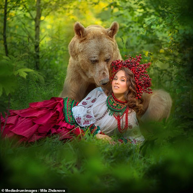 С медведем Степаном хотят позировать модели со всего мира