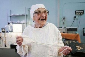 В свои 91 года, она продолжает делать по 4 операции в день: самый опытный хирург в мире