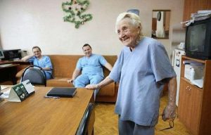 В свои 91 года, она продолжает делать по 4 операции в день: самый опытный хирург в мире