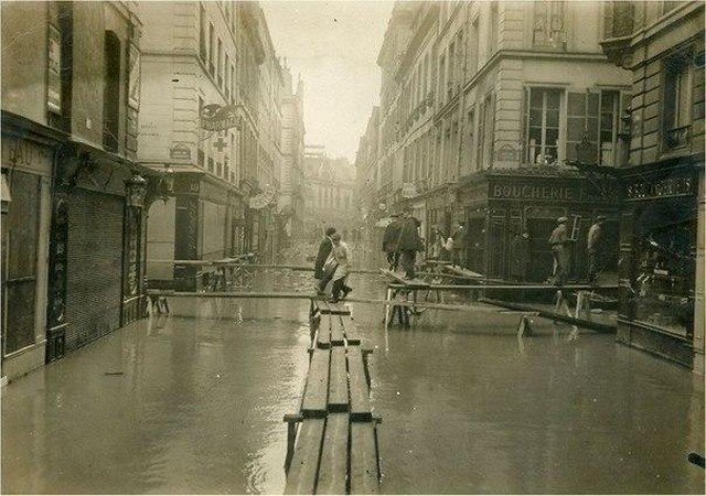 Пешеходные мостики во время наводнения, Париж, 1910 год.