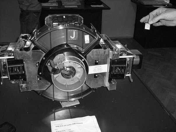 Первый жесткий диск (1973) состоял из двух модулей по 30 мб и назывался 30-30, что было созвучно с обозначением винтовки, использующей патрон 30-30 Winchester — поэтому диски и стали называть винчестерами.