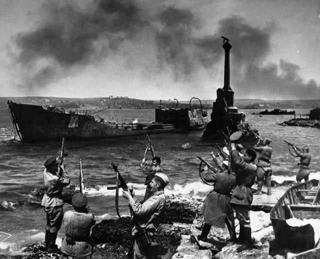 Советские солдаты салютуют в честь освобождения Севастополя, 1944 год.