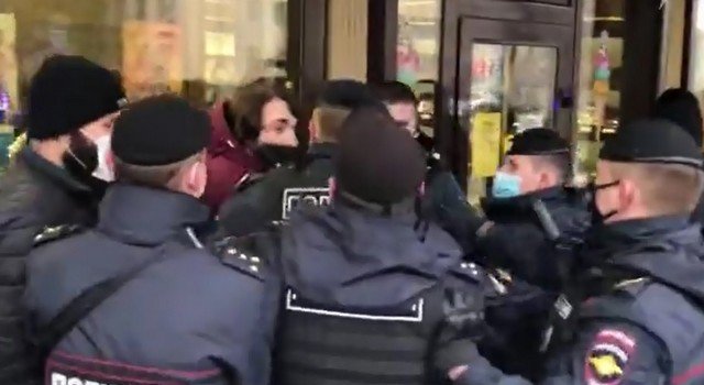 Жесткое задержание протестующих у посольства Франции в Москве