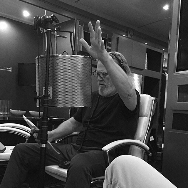 Джефф Бриджес в черной футболке записывается на студии