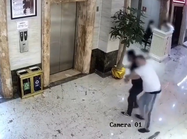 Два китайца провалились в шахту лифта