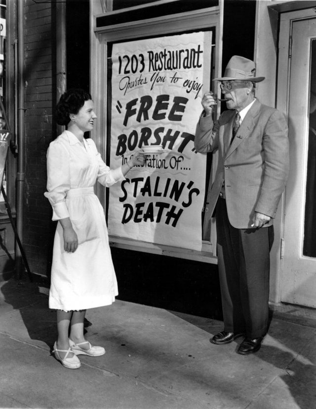 Бесплатный борщ в ресторане, принадлежащий украинской общине, в связи со смертью Сталина, Нью Йорк 1953 год