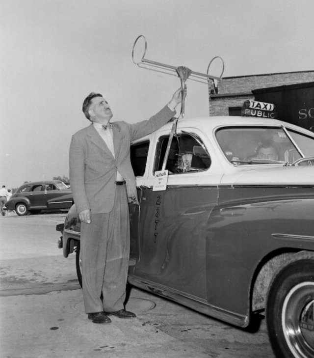 Настройка антенны для приема телевизионного сигнала в такси, 1948 год, Чикаго