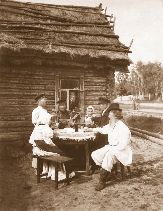 Группа крестьян за столом. Российская империя между 1907–1915 годами