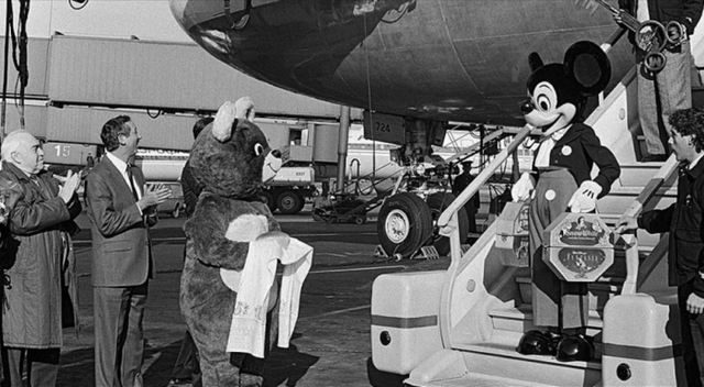Микки Мауса встречают в аэропорту Шереметьево, 1988 год, Московская область