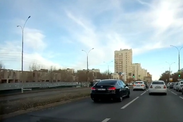 Как устроить аварию на ровном месте: мастер-класс от лихача из Тольятти