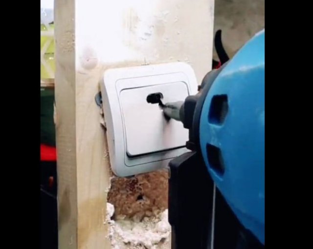 "Лайфхак": как закрепить выключатель на деревянной поверхности?