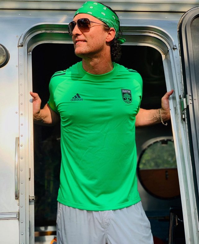 Мэттью МакКонахи в зеленой футболке
