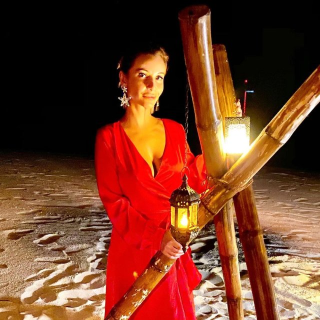 Ольга Орлова в красном платье на песке