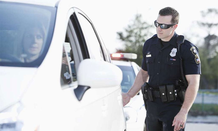 Почему в США сразу после остановки, полицейские прикасаются к машине нарушителя рукой