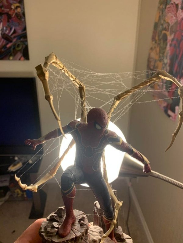 Паук сплёл паутину прямо на фигурке Человека-паука