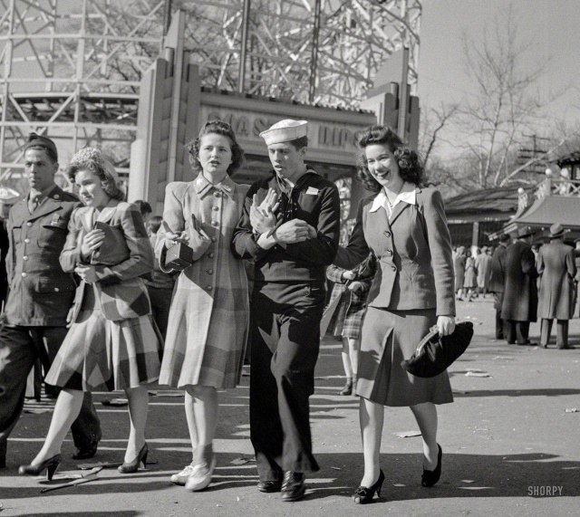 Военнослужащие и их девушки в парке развлечений Glen Echo. Округ Монтгомери, штат Мэриленд. Апрель 1943 года.