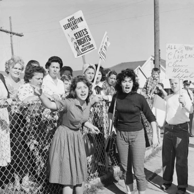 Протесты после того, как темнокожая девочка Руби Бриджес первой начала посещать школу для белых, 1960 год.