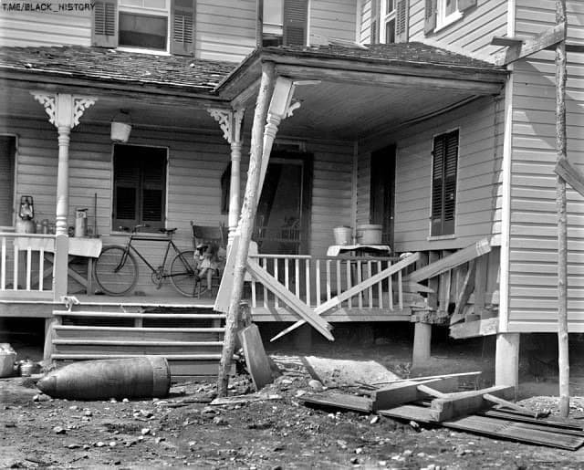 16-дюймовый снаряд, во дворе жилого дома в городке Индиан-Хед, штата Мэриленд. 1916-й год.