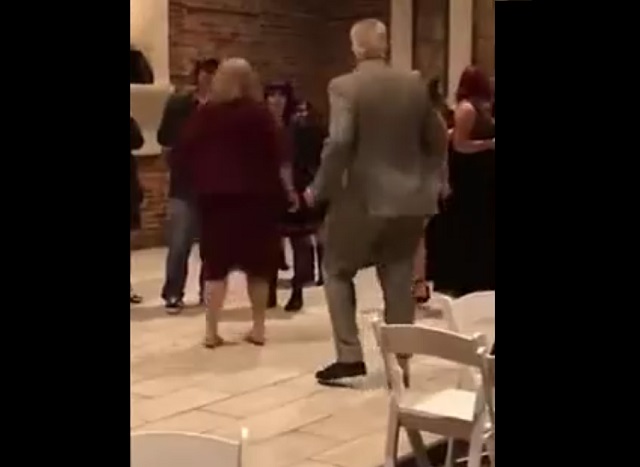 Танцевальная пауза: дедушка показал, как надо зажигать на вечеринке